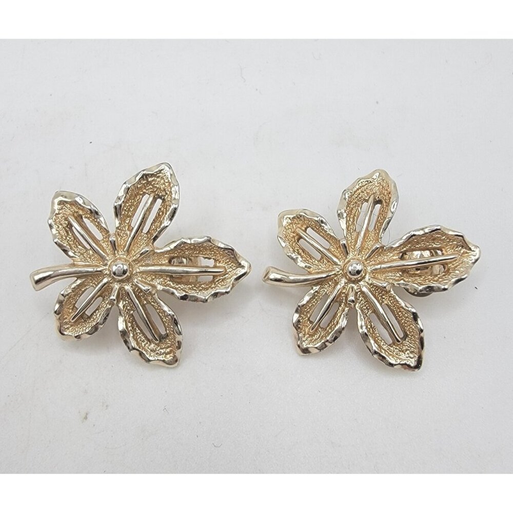 Vintage Signed Sarah Coventry Earrings Gold Tone Openwork Leaves Clip On Retro
